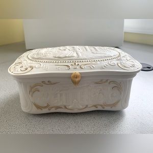 Gone With The Wind white porcelain jewelry/music box.